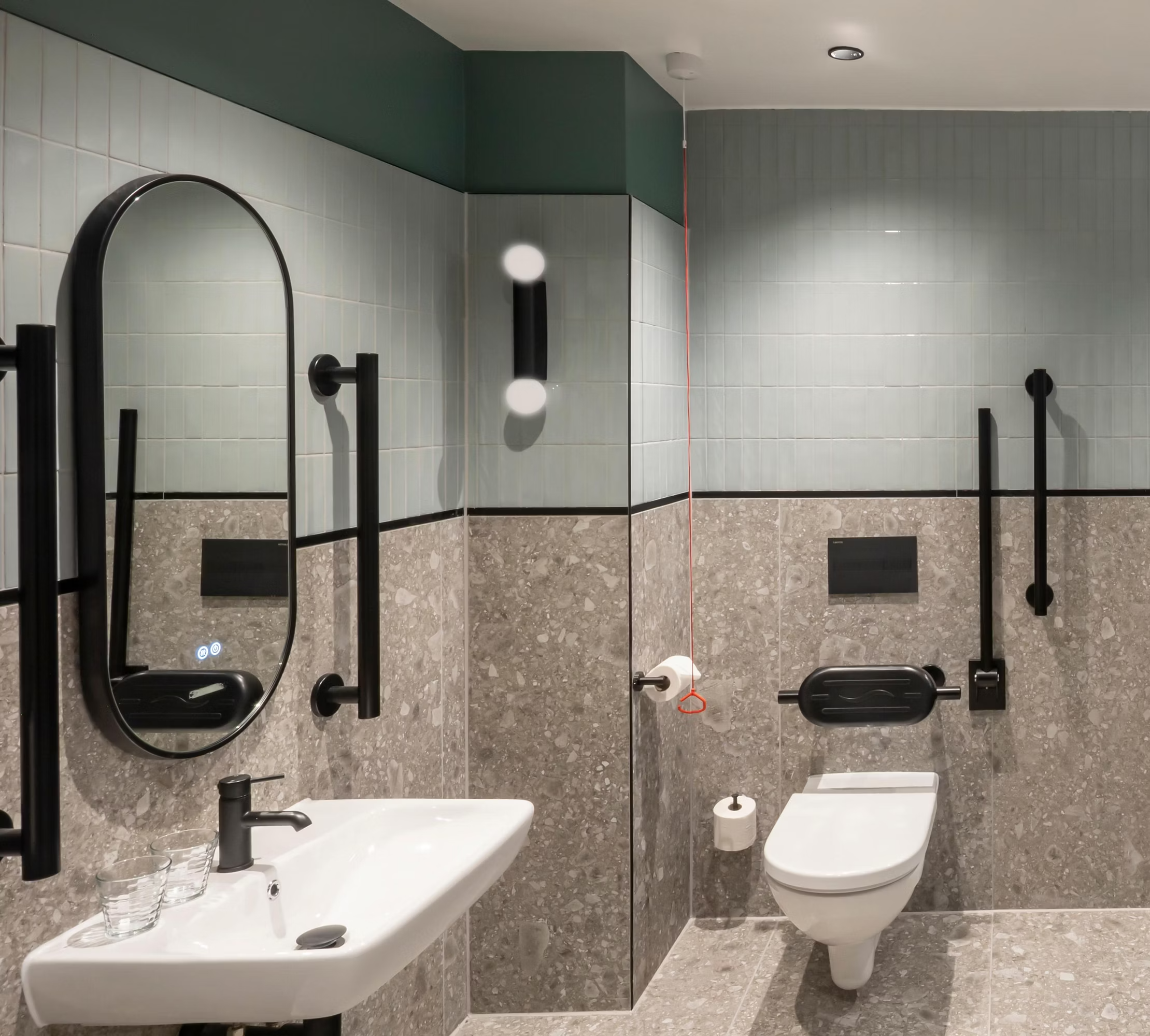 holiday-inn-fareham-10332448915-2x1 (1) Toilet