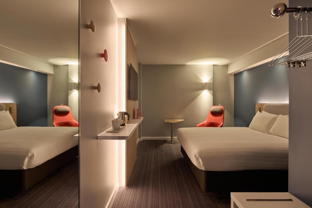 holiday inn limehouse outside